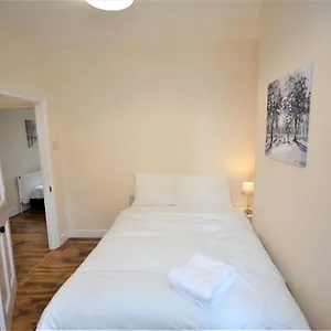 Cheerful 3 Bedroom In Greater Holiday home London
